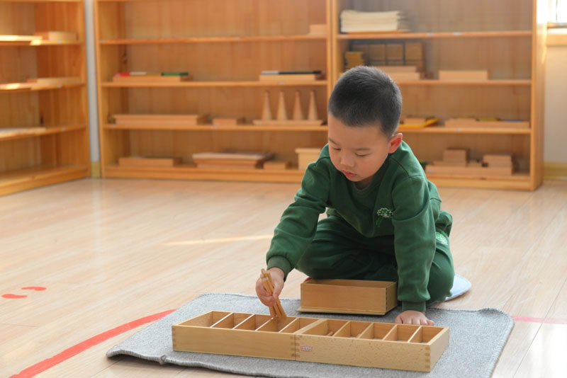 河北青縣跨世紀(jì)幼兒園：“紡錘棒與紡錘棒箱”讓蒙氏班孩子沉迷！