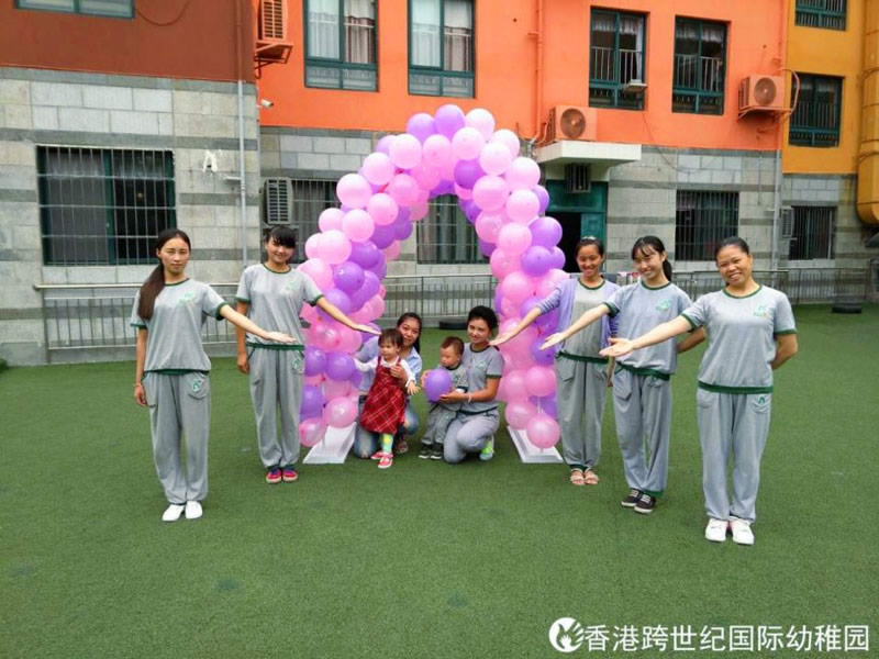 四川省都江堰市香港跨世紀幼稚園：當寶貝走過“時光門”……