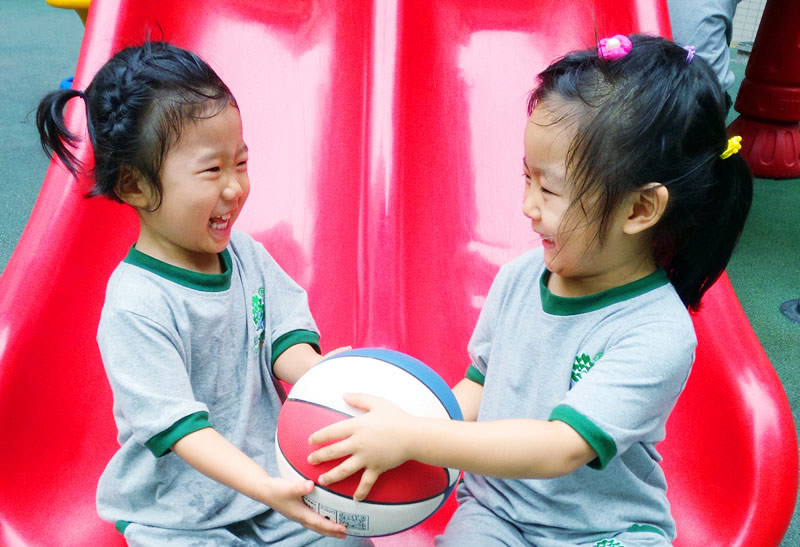 從哭泣到欣喜，蒙特梭利教師讓孩子愛上了幼兒園