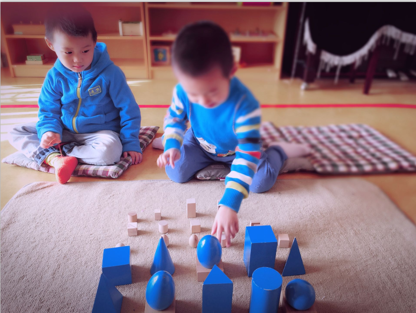 孩子隨手亂扔?xùn)|西，看蒙特梭利幼兒園如何解決!