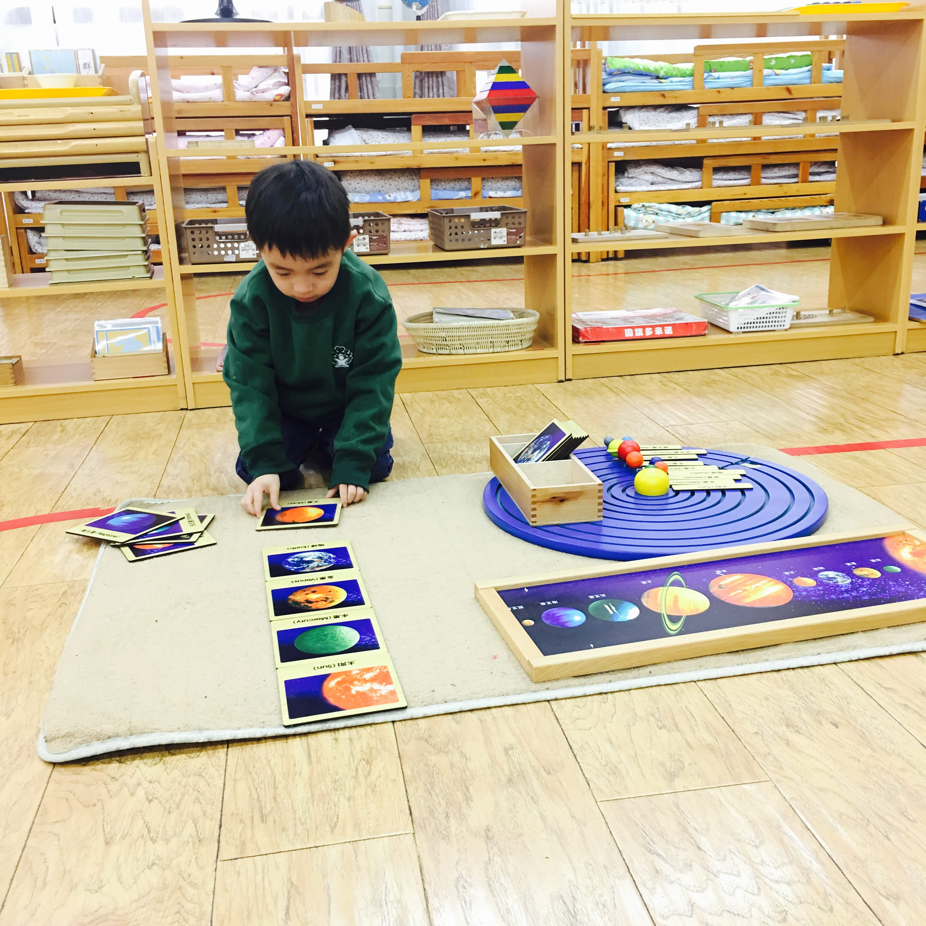雙手是開啟探索世界的鑰匙，看跨世紀(jì)幼兒園蒙氏教育中的實(shí)物化教學(xué)