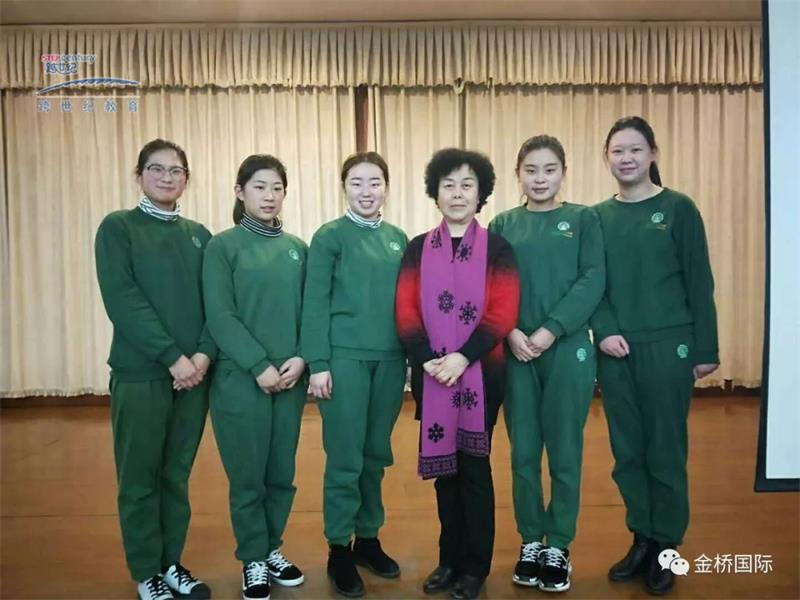 瞧……在跨世紀(jì)的帶領(lǐng)下，這個寒假聯(lián)盟園的老師都在干什么?