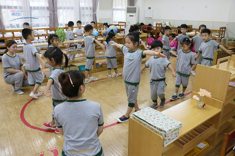 她們說在跨世紀(jì)幼兒園實(shí)習(xí)真棒，可以學(xué)到好多……