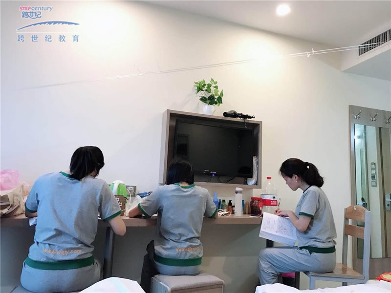 湖南衡陽(yáng)衡東尚上跨世紀(jì)蒙特梭利幼兒園：優(yōu)秀蒙特梭利教師原來(lái)這樣過(guò)暑假!