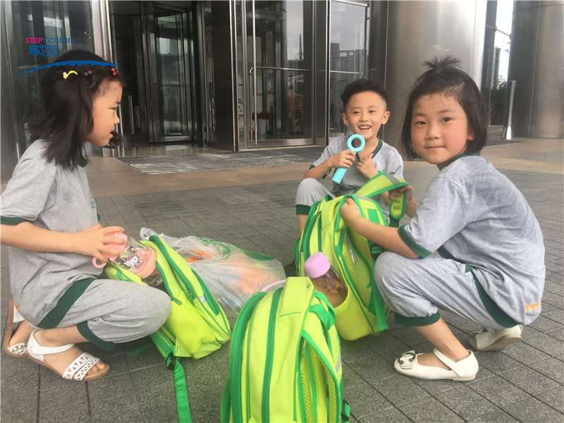 體驗(yàn)超市購物，跨世紀(jì)幼兒園畢業(yè)生的能力大展現(xiàn)