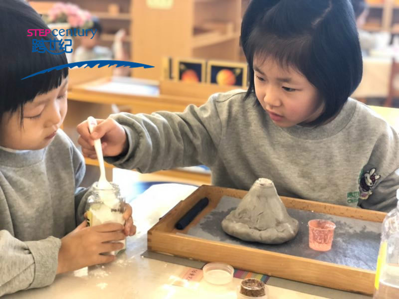 跨世紀(jì)幼兒園操作化教學(xué)之“神奇的火山”