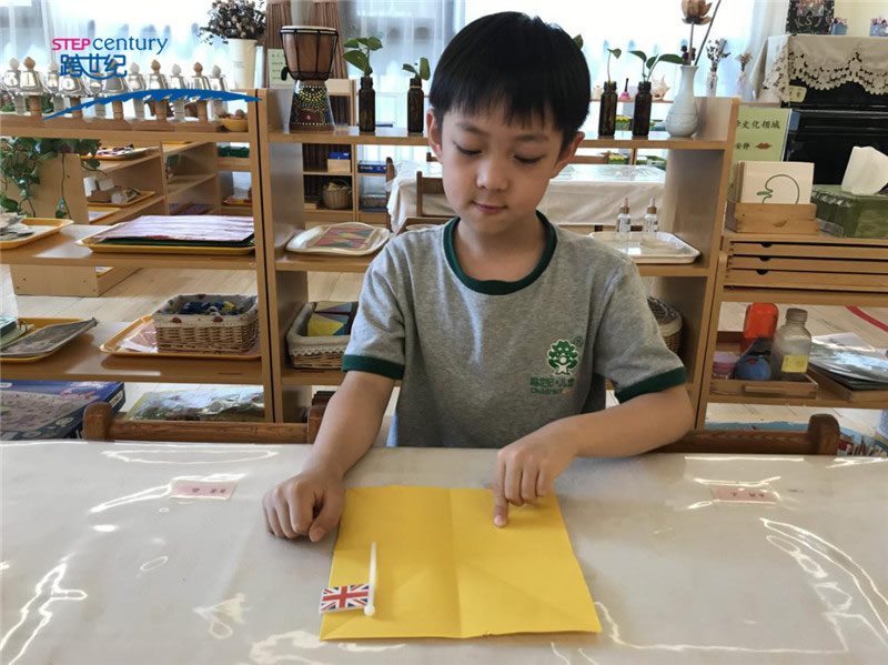 跨世紀(jì)幼兒園形象化教學(xué)之“認(rèn)識國旗”