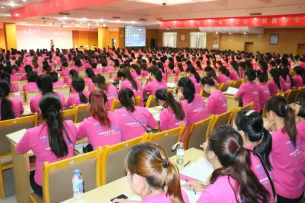 兩年開辦三所高品質(zhì)幼兒園，她和跨世紀(jì)的“愛情”故事正上演……