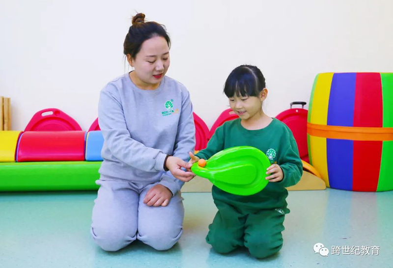 孩子“坐不住”，上課總喜歡滿教室溜達，專業(yè)蒙特梭利老師應這樣做……