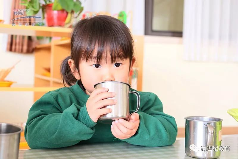 幼兒園聯(lián)盟排行榜：跨世紀(jì)蒙氏教育|深度解讀：如何以?xún)和癁橹行模?/></a></dt>
      <dd>
      	<a href=