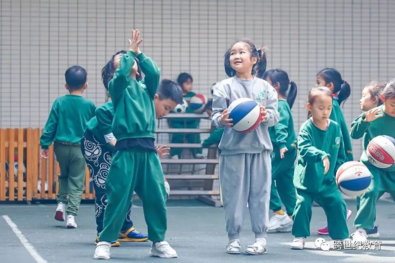 跨世紀(jì)蒙氏教育：這個(gè)幼兒園的室外環(huán)境也太美了！
