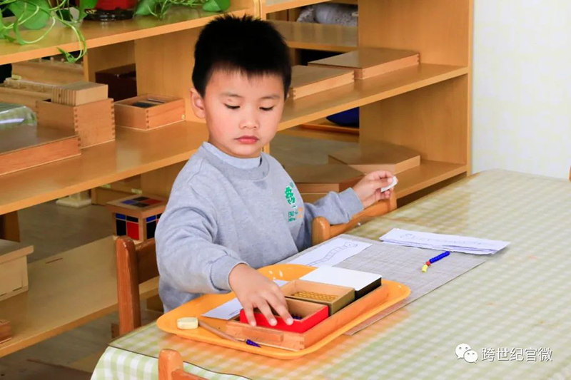 跨世紀(jì)蒙氏教育：抓住孩子數(shù)學(xué)敏感期，從小提升孩子的計(jì)算能力！
