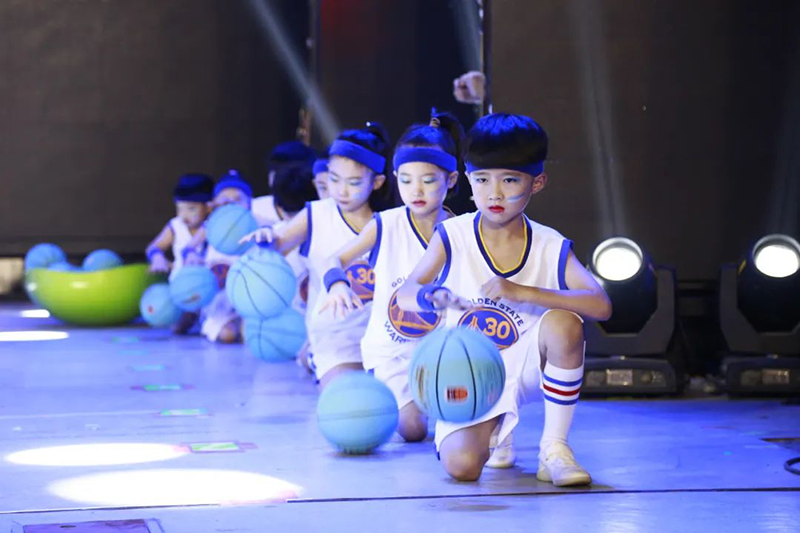 跨世紀(jì)蒙氏教育：舞臺(tái)上的蒙娃，表演真給力！颯！