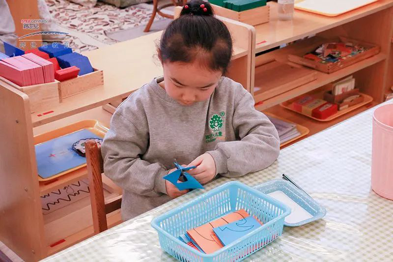 跨世紀(jì)蒙氏教育：幼兒園老師給孩子怎么給孩子更多“自由”，讓其健康發(fā)展？