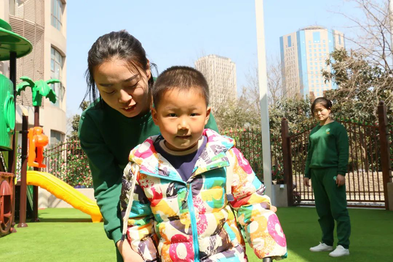 跨世紀(jì)蒙氏教育：孩子在幼兒園磕磕碰碰之后，老師干啥去了？