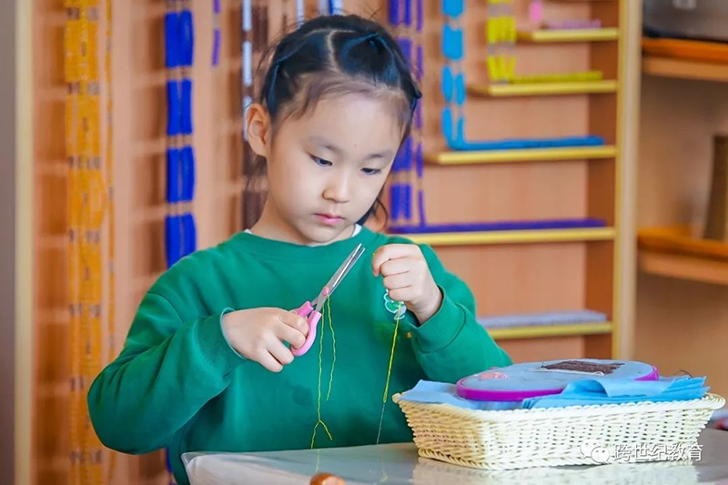 跨世紀蒙氏教育：蒙氏幼兒園這么多真實、易碎的物品，就真的不怕孩子受傷嗎？
