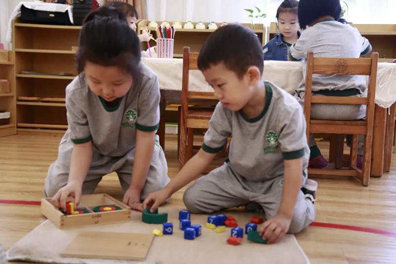 跨世紀(jì)蒙氏教育：孩子為了某一位老師才去上幼兒園？這位老師得有多優(yōu)秀??？