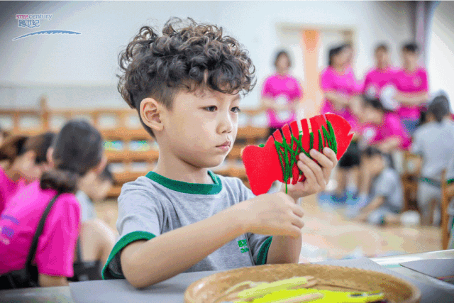 跨世紀(jì)蒙氏教育：培養(yǎng)孩子“社會性能力”，幼兒園老師得這么做？！