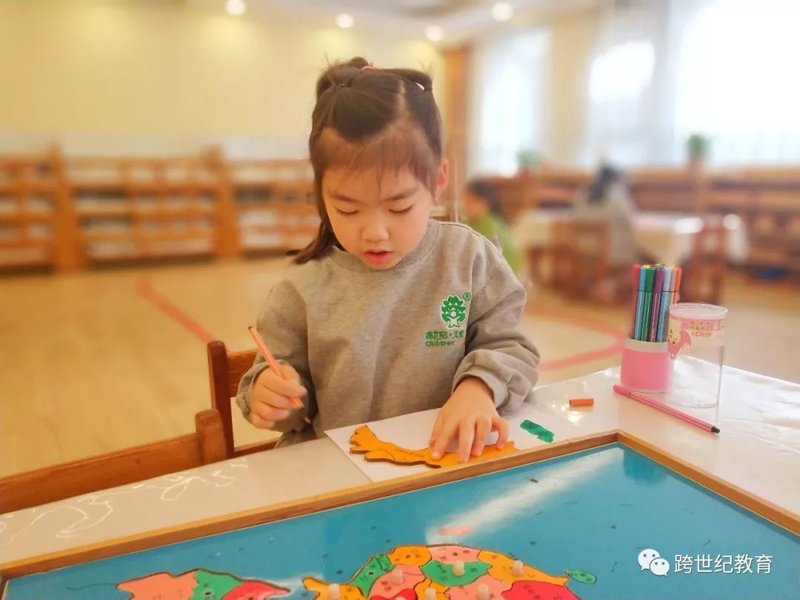 幼兒園即將開學了，新老師們也要上崗了! 當下，老師們除了要學習蒙特梭利教育理論知識外，還要快速熟悉和