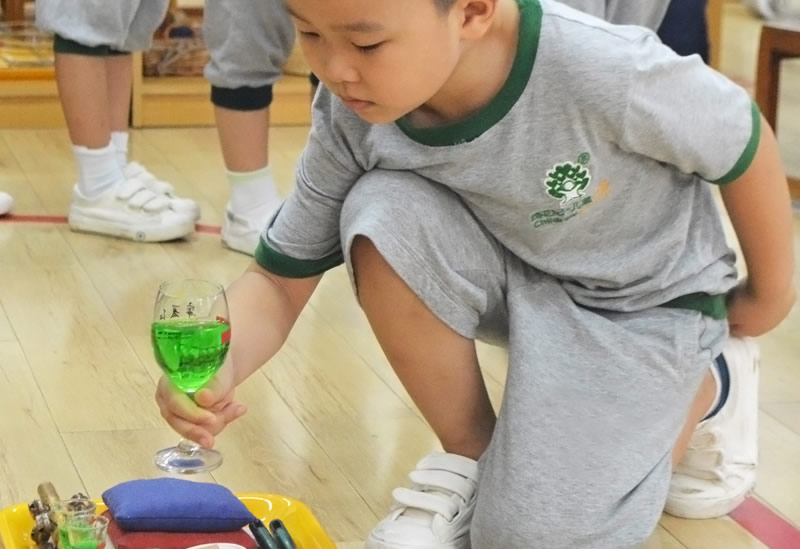 跨世紀蒙氏教育：幼兒園開學(xué)了，孩子又哭又鬧，家長焦慮了？教你3招解決！