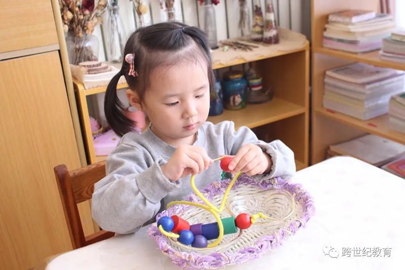 跨世紀蒙氏教育：幼兒園教室環(huán)創(chuàng)講究多！幼師如何設(shè)計適合幼兒成長的環(huán)境？