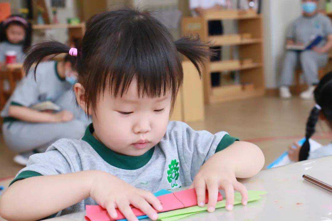 跨世紀(jì)蒙氏教育：幼兒園開(kāi)學(xué)了，同一個(gè)班的孩子表現(xiàn)差別太大？原因就在這兒！