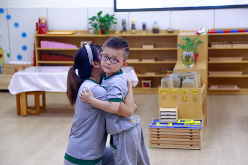 蒙氏教育：面對(duì)孩子帶有“目的性”的哭，不打不罵不妥協(xié)，正確做法來(lái)啦！