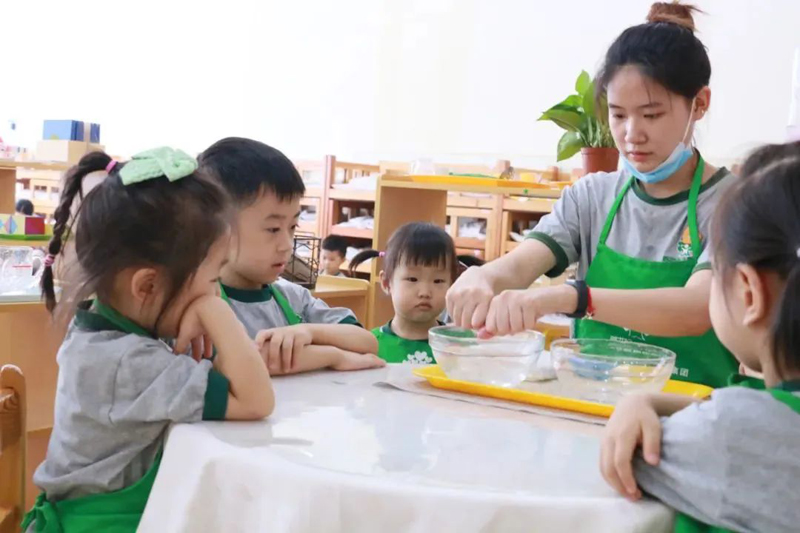 園長(zhǎng)如何帶出一批高素質(zhì)的教師隊(duì)伍？跨世紀(jì)告訴你答案